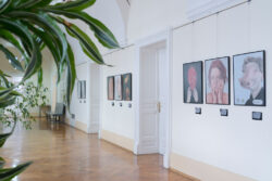 Ausstellungsansicht Selbstportrait mit Maske, Jugendgalerie im Grazer Rathaus