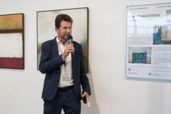 Wolfgang Grimus bei seiner Rede zur Eröffnung der Ausstellung Transformationen von Evelyn Fasch in der Galerie am Flughafen Graz
