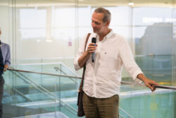 Richard Edelsbrunner von der Kulturvermittlung Steiermark bei seiner Rede zur Ausstellung