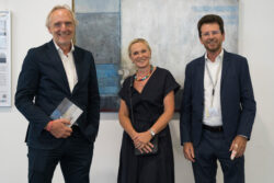 Gruppenfoto von Kulturstadtrat Dr. Günter Riegler, der Künstlerin Evelyn Fasch und Wolfgang Grimus (Geschäftsführer Flughafen Graz)