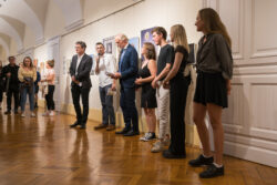 Florian Koller, Gerhard Gross, Kulturstadtrat Dr. Günter Riegler, Vanessa Bucher, Joachim Mörth, Lara-Elisa Lercher und Lea Blagojević bei der Rede zur Ausstellungseröffnung Fotografie Ortweinschule 2022 in der Fotogalerie im Grazer Rathaus