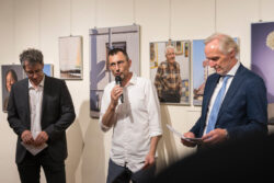 Florian Koller, Gerhard Gross und Kulturstadtrat Dr. Günter Riegler bei der Rede zur Ausstellungseröffnung Fotografie Ortweinschule 2022 in der Fotogalerie im Grazer Rathaus