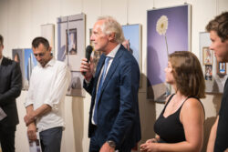Dr. Günter Riegler bei der Rede zur Ausstellungseröffnung Fotografie Ortweinschule 2022 in der Fotogalerie im Grazer Rathaus