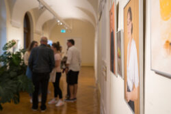 Dokumentation der Ausstellungseröffnung Fotografie Ortweinschule 2022 in der Fotogalerie im Grazer Rathaus