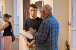 Joachim Mörth im Gespräch mit Wolfram Orthacker bei der Ausstellungseröffnung Fotografie Ortweinschule 2022 in der Fotogalerie im Grazer Rathaus